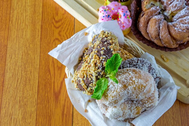 beignet dans un panier en osier