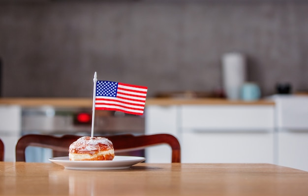 beignet avec drapeau USA sur plaque blanche