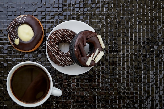 Beignet avec du café