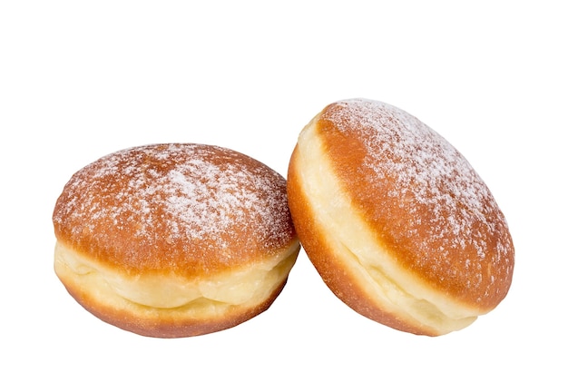 Beignet fait maison en sucre en poudre isolé sur une surface blanche.