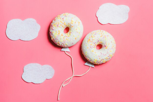 Beignet en forme de ballon dans le ciel avec des nuages