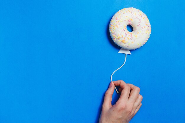 Beignet en forme de ballon dans le ciel