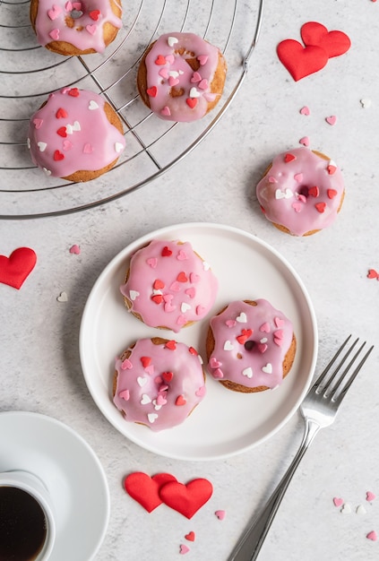 Beignet en forme de coeur avec glaçage à la fraise