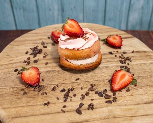 beignet fourré aux fraises, sur une assiette en bois