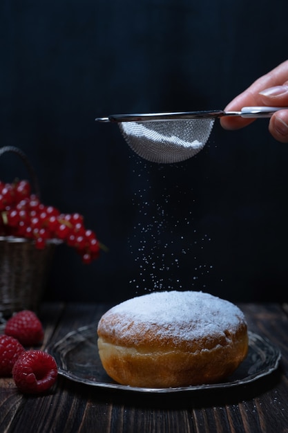 Beignet fourré à la gelée Berliner à la framboise et groseille