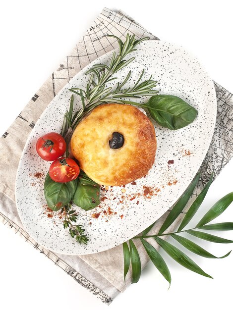 beignet frit salé avec légumes et herbes sur fond blanc isolé