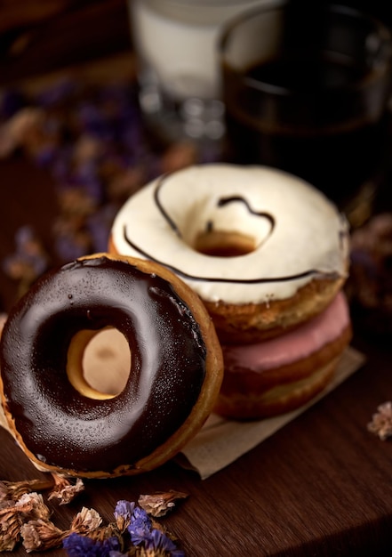 Un beignet avec un glaçage blanc et un coeur dessus