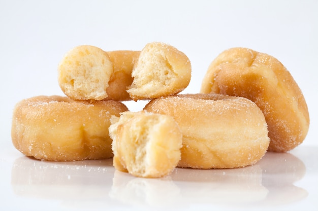 Beignet isolé sur fond blanc avec un espace pour la copie.