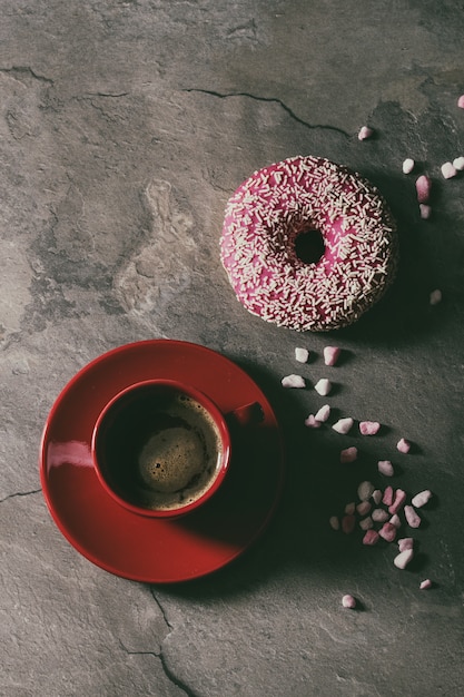 Beignet rose glacé avec café