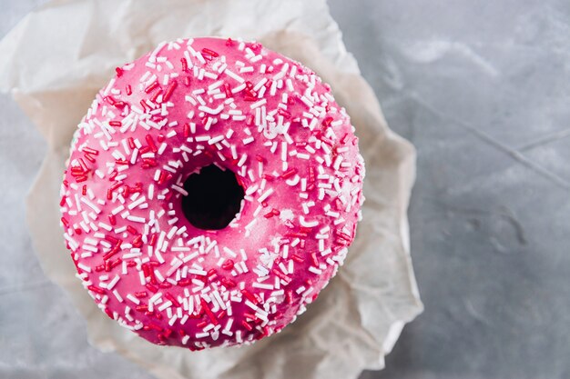 Beignet rose avec vue de dessus sprinkles