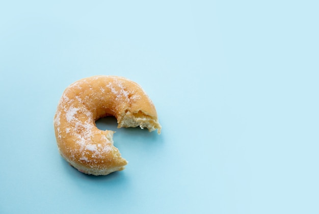 Beignet sucré sur fond rose isolé. Vue ci-dessus