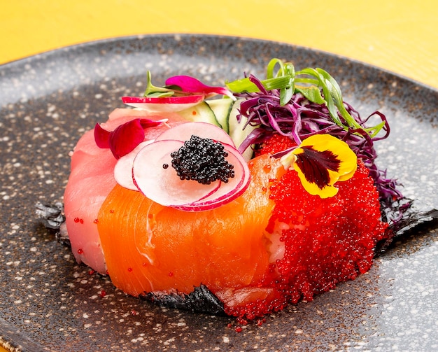 Beignet de sushi sur une assiette en céramique Tendance sushi Cuisine créative