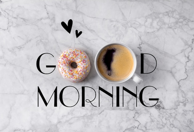 Beignet, tasse de café et coeurs. Bonjour salut écrit sur marbre gris