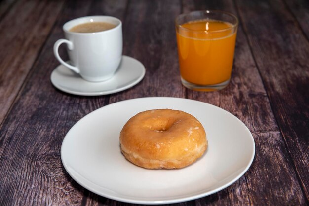 Beignet et tasse de café