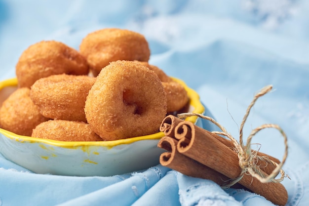 Beignets américains traditionnels avec glaçage à la cannelle et au sucre