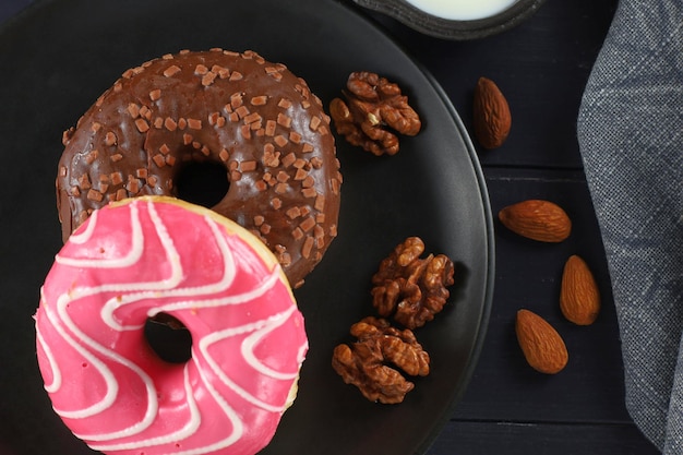 Beignets sur une assiette Délicieux petit-déjeuner sucré Vue de dessus