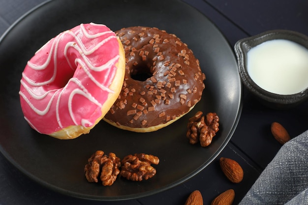 Beignets sur une assiette Petit-déjeuner savoureux et sucré