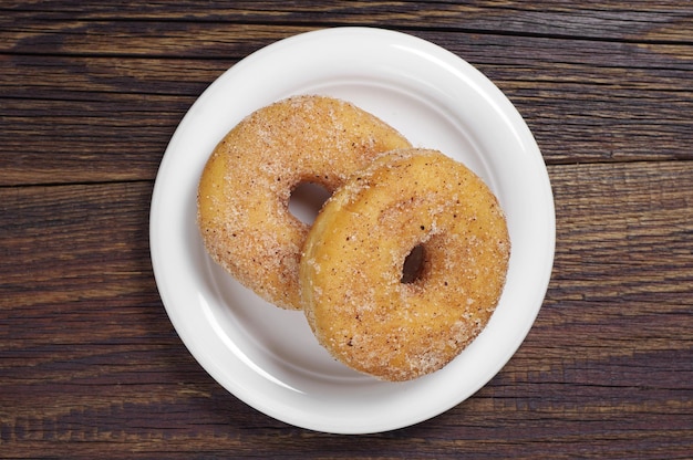 Beignets En Assiette Sur Une Table En Bois, Vue De Dessus