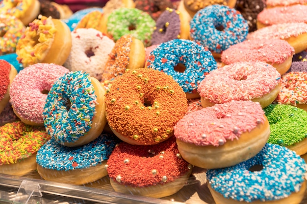 Beignets assortis colorés