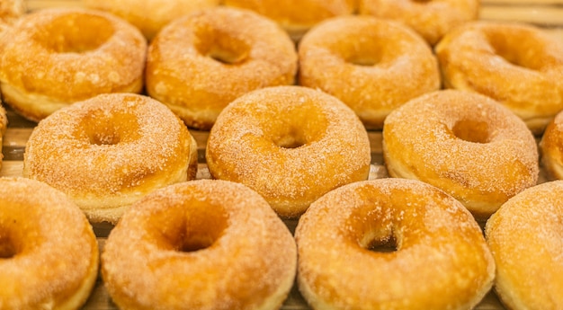 beignets assortis avec du sucre sur les beignets.