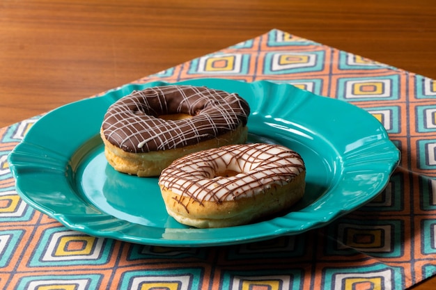 beignets au chocolat noir et au chocolat blanc, biscuits pour le petit-déjeuner, arrière-plan flou