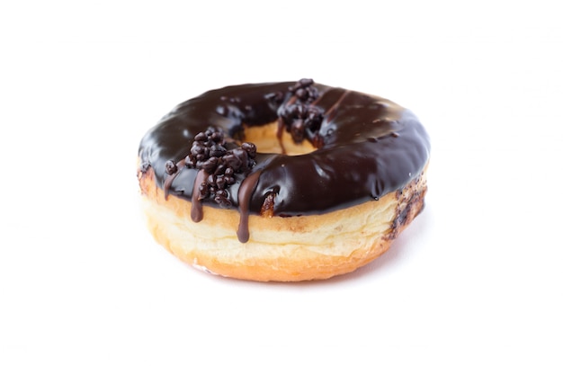 Beignets au chocolat sucré isolés sur blanc