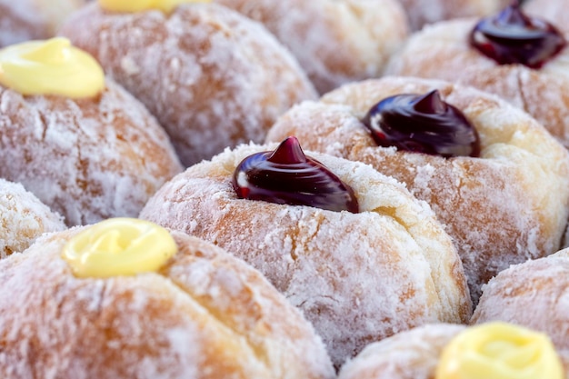 Beignets au marché de l'alimentation de rue en Thaïlande gros plan Beignets savoureux avec de la confiture de chocolat et du lait condensé