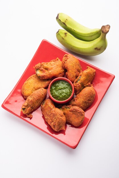 Beignets de banane ou pakora ou kela pakodaÃ‚Â cru ou bajji servi avec chutney. Snack populaire du Kerala, d'Inde ou d'Indonésie. servi avec du thé