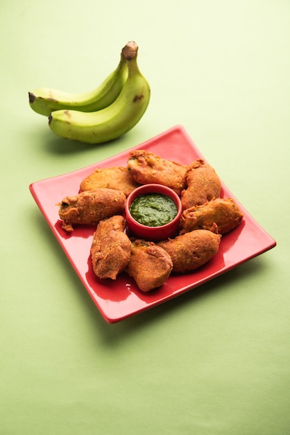 Beignets de banane ou pakora ou kela pakodaÃ‚Â cru ou bajji servi avec chutney. Snack populaire du Kerala, d'Inde ou d'Indonésie. servi avec du thé