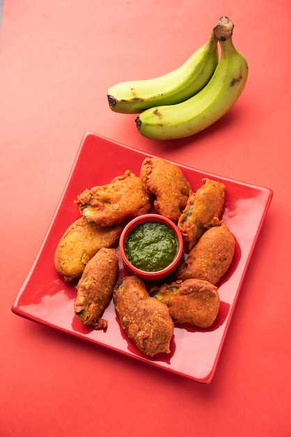 Beignets de banane ou pakora ou kela pakodaÃ‚Â cru ou bajji servi avec chutney. Snack populaire du Kerala, d'Inde ou d'Indonésie. servi avec du thé