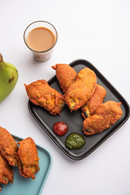 Beignets de banane ou pakora ou kela pakodaÃ‚Â cru ou bajji servi avec chutney. Snack populaire du Kerala, d'Inde ou d'Indonésie. servi avec du thé