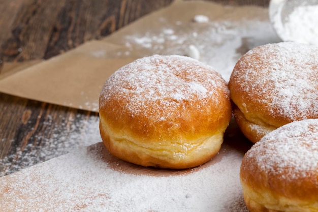 Beignets de Berlin frits dans l'huile avec farce