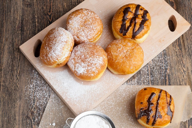 Beignets de Berlin frits dans l'huile avec farce