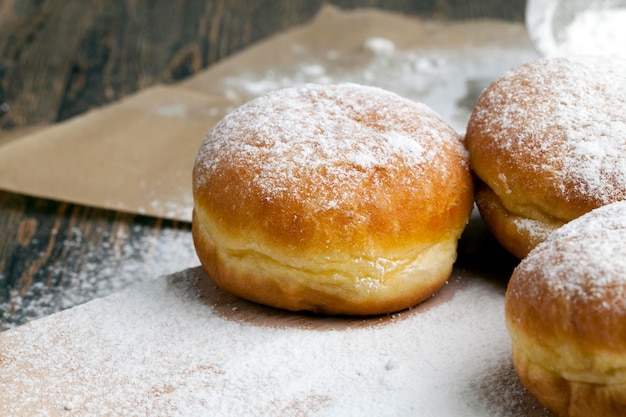 Beignets de Berlin frits dans l'huile avec farce