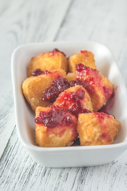 Photo beignets de brie à la sauce aux canneberges