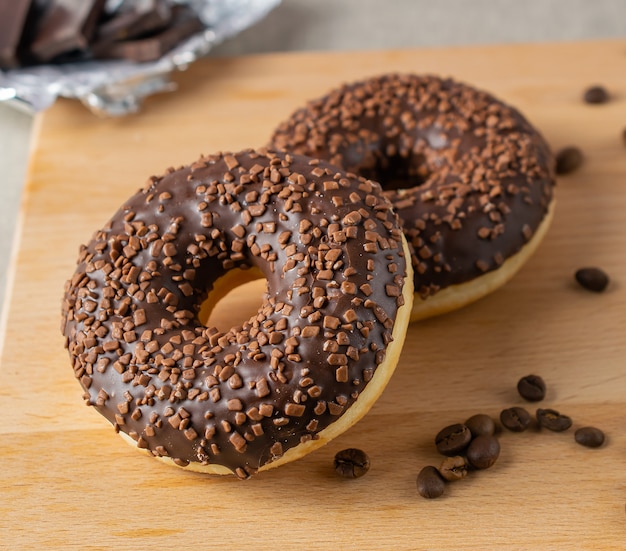 Beignets de café au chocolat avec cacao et guimauves