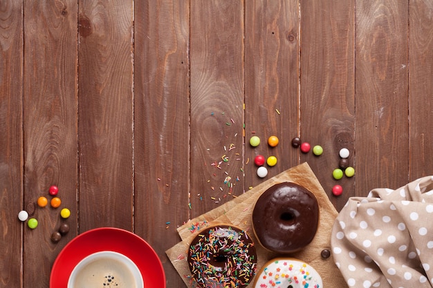 Beignets et café sur bois