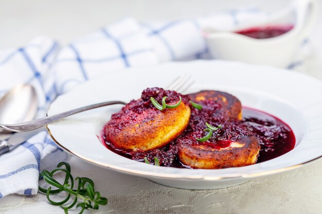 Beignets de caillé à la sauce aux cerises et au romarin