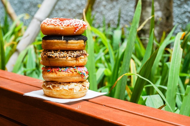 beignets colorés assortis, avec garnitures assorties de chocolat, noix, amandes, fromage, fraises