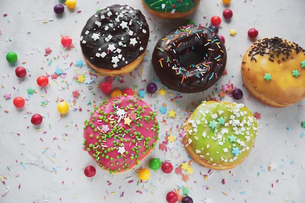 Beignets colorés faits maison sur tableau blanc