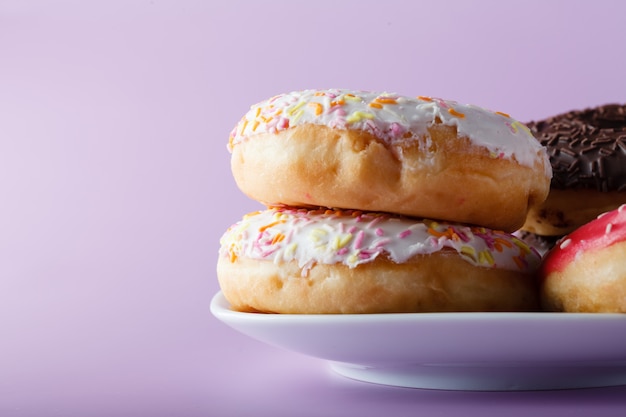 Beignets colorés sur fond violet