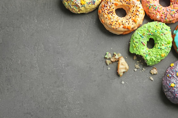 Beignets colorés avec pépites sur fond gris