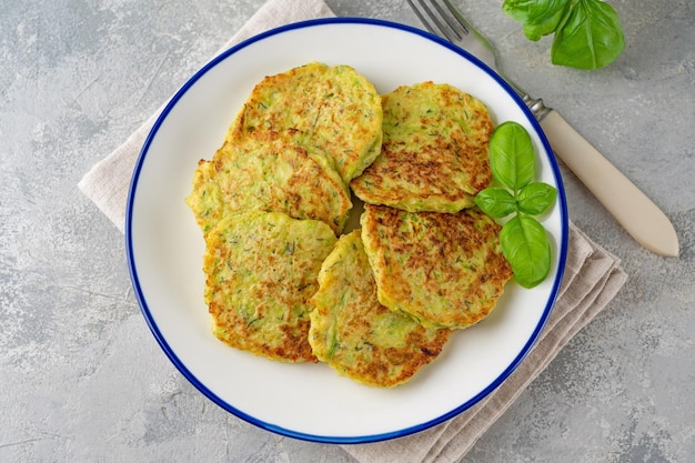 Beignets de courgettes au fromage ail et herbes Crêpes de courgettes végétariennes à la crème aigre