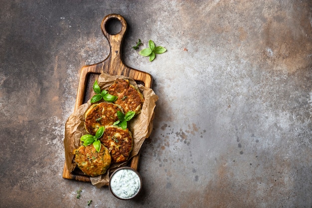 Beignets de courgettes et parmesan avec sauce tzatziki