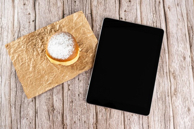 Beignets à la crème brésilienne sur un papier brun à côté d'une vue de dessus de table