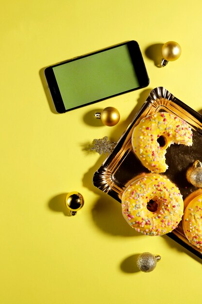 beignets avec décoration de noël et un téléphone portable