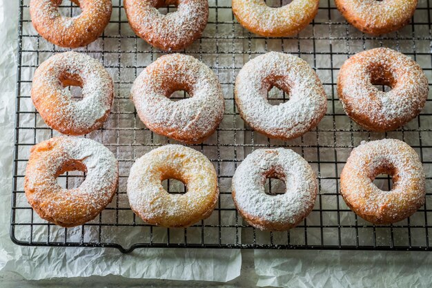 Beignets dorés délicieux et sucrés fraîchement cuits