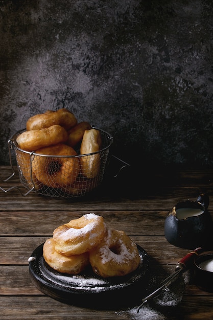 Beignets faits maison avec du sucre en poudre