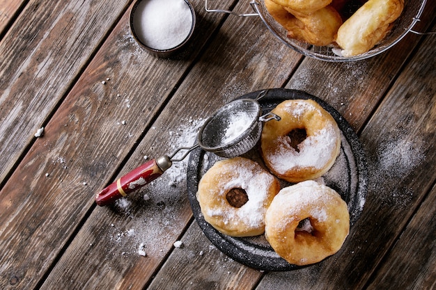 Beignets faits maison avec du sucre en poudre