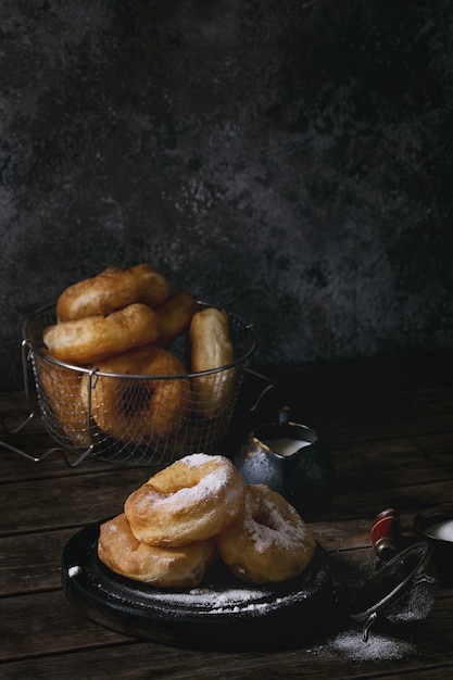 Beignets faits maison avec du sucre en poudre